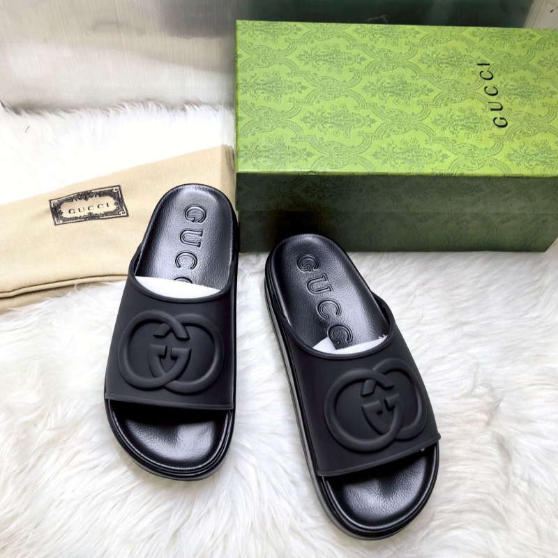 G*u*i slippers